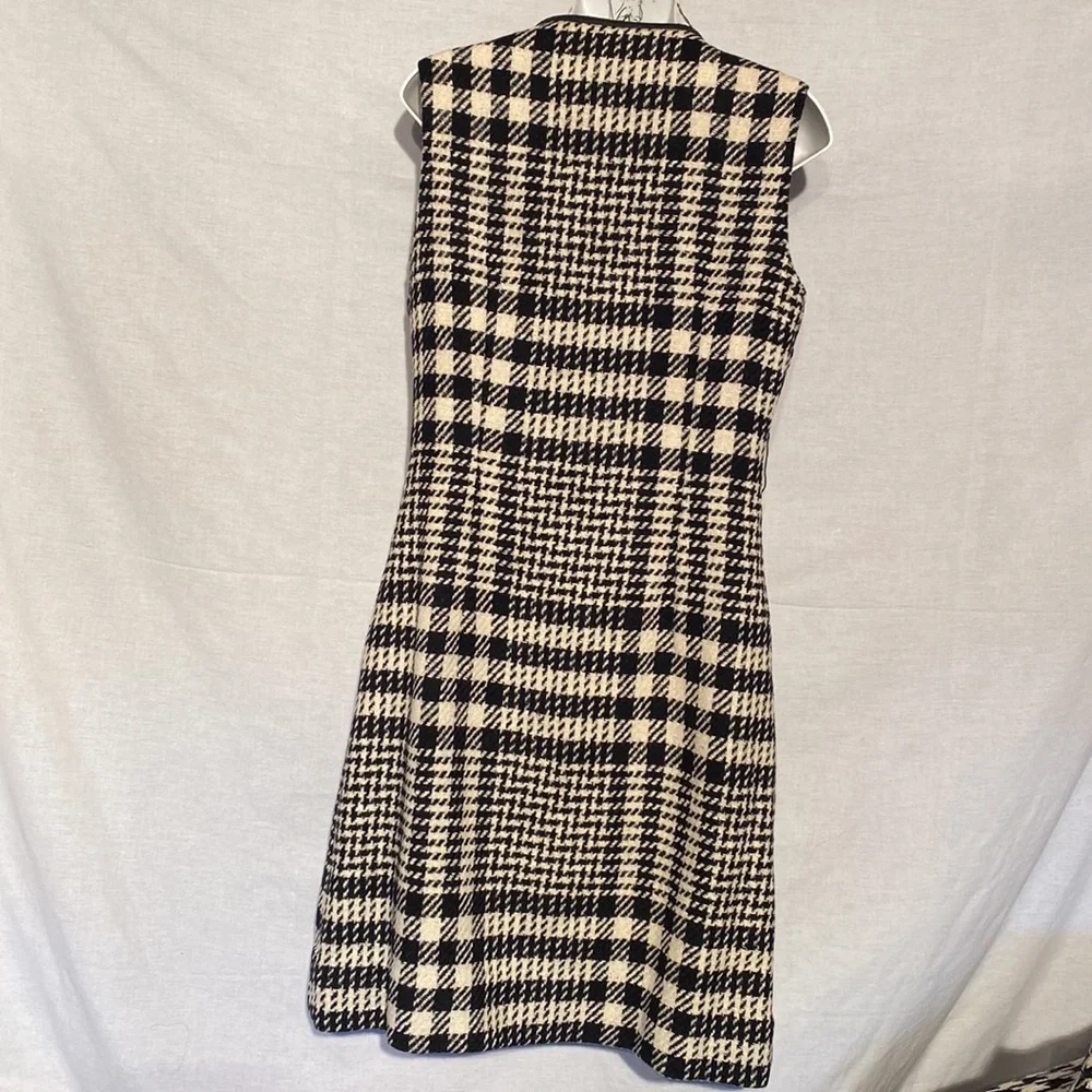 Vintage sleeve less buttons up dress - Picture 2 of 8